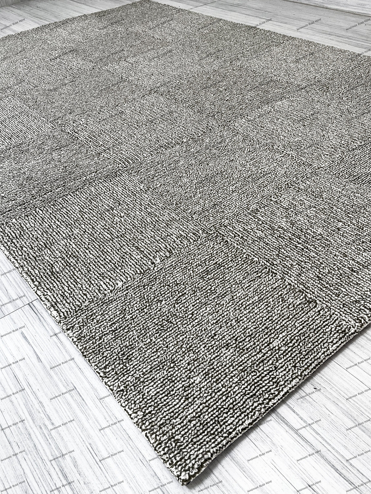 Soft and vibrant modern rug, hand-tufted for a luxurious finish.