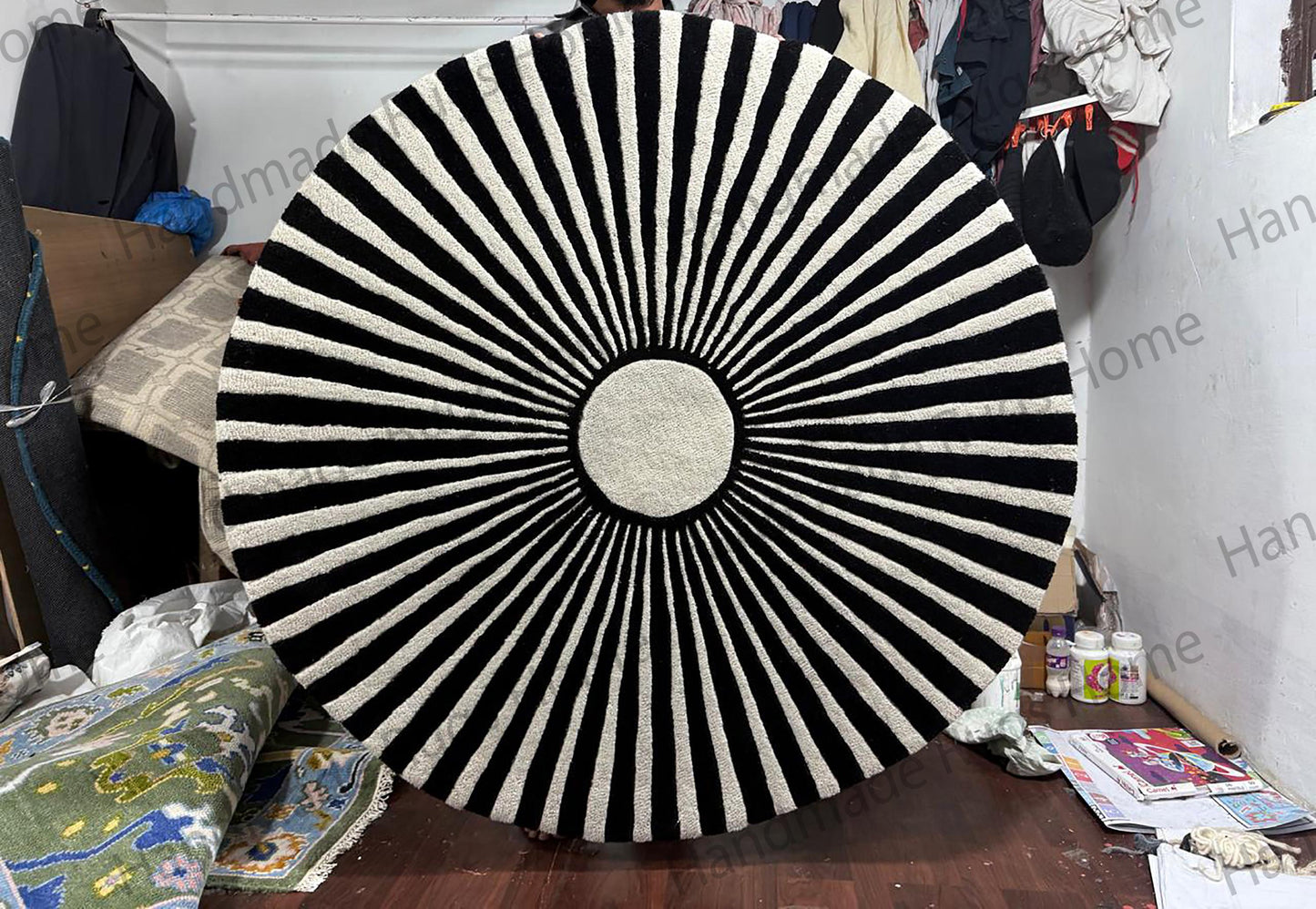 Round Rug: Hand-Tufted Wool (6x6 Feet, Neutral Tones)