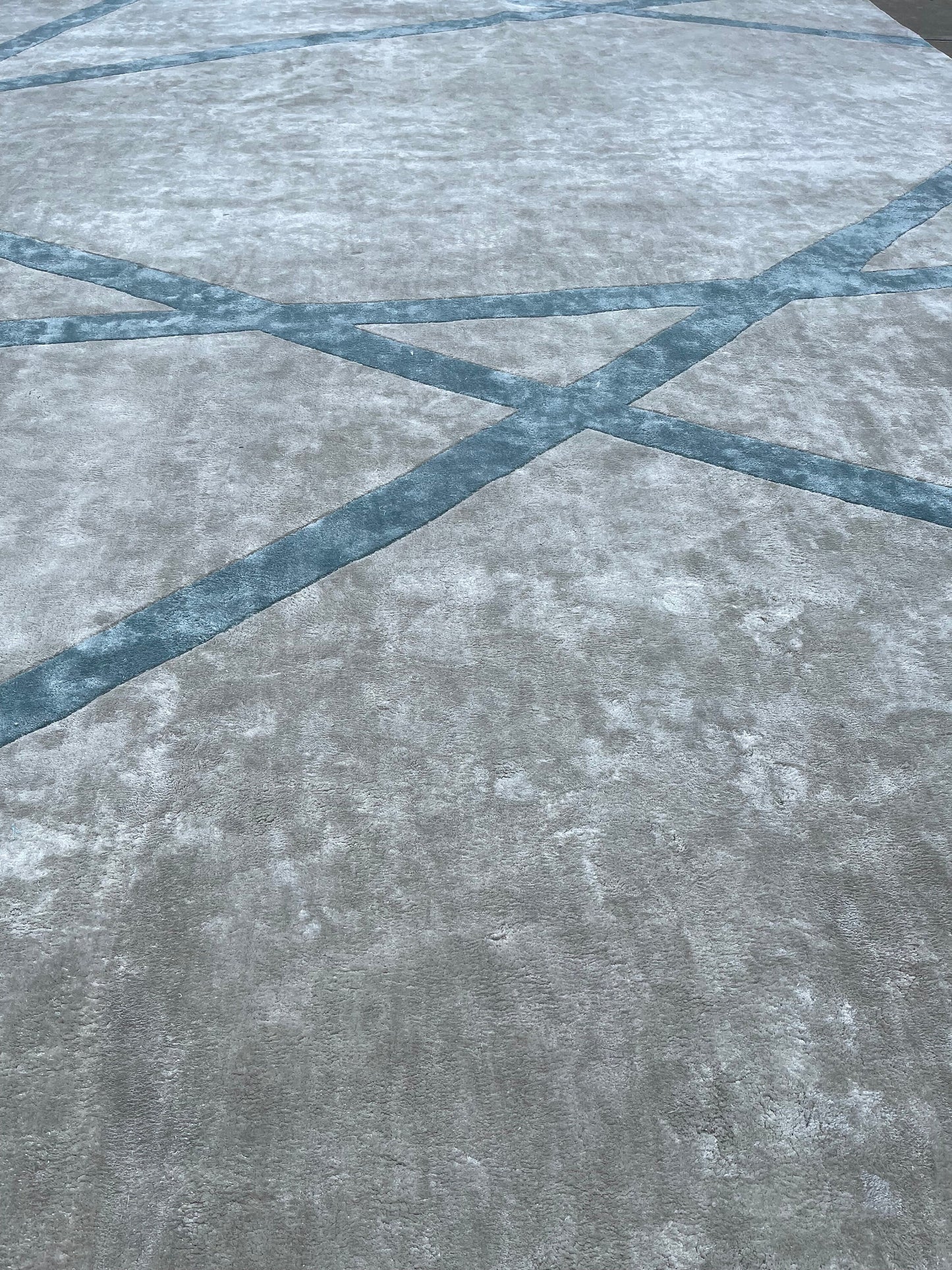Hand-tufted colorful rug, perfect for modern and contemporary interiors.