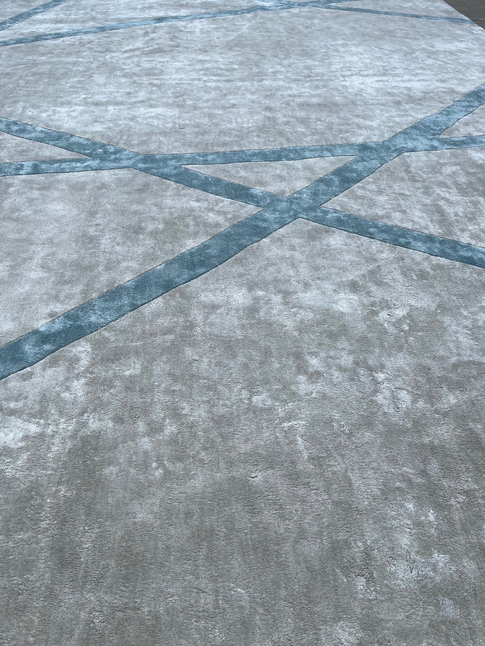 Hand-tufted colorful rug, perfect for modern and contemporary interiors.