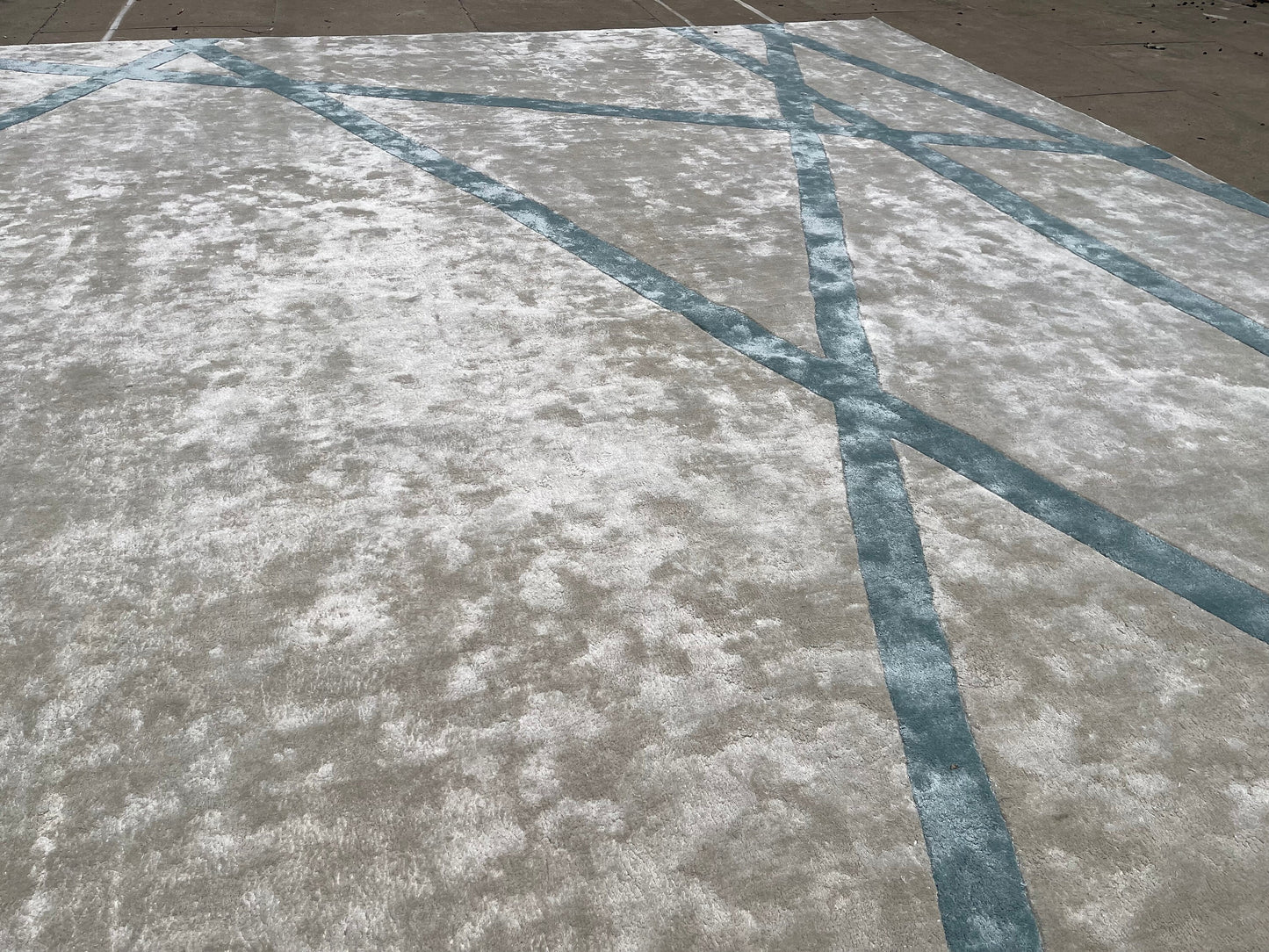 Modern abstract rug featuring hand-tufted details and vibrant tones.