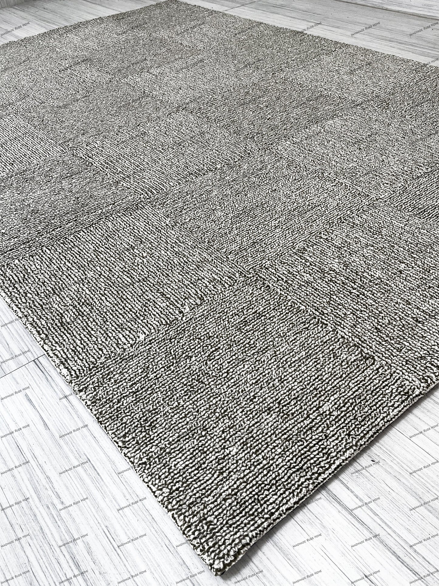 Soft and vibrant modern rug, hand-tufted for a luxurious finish.