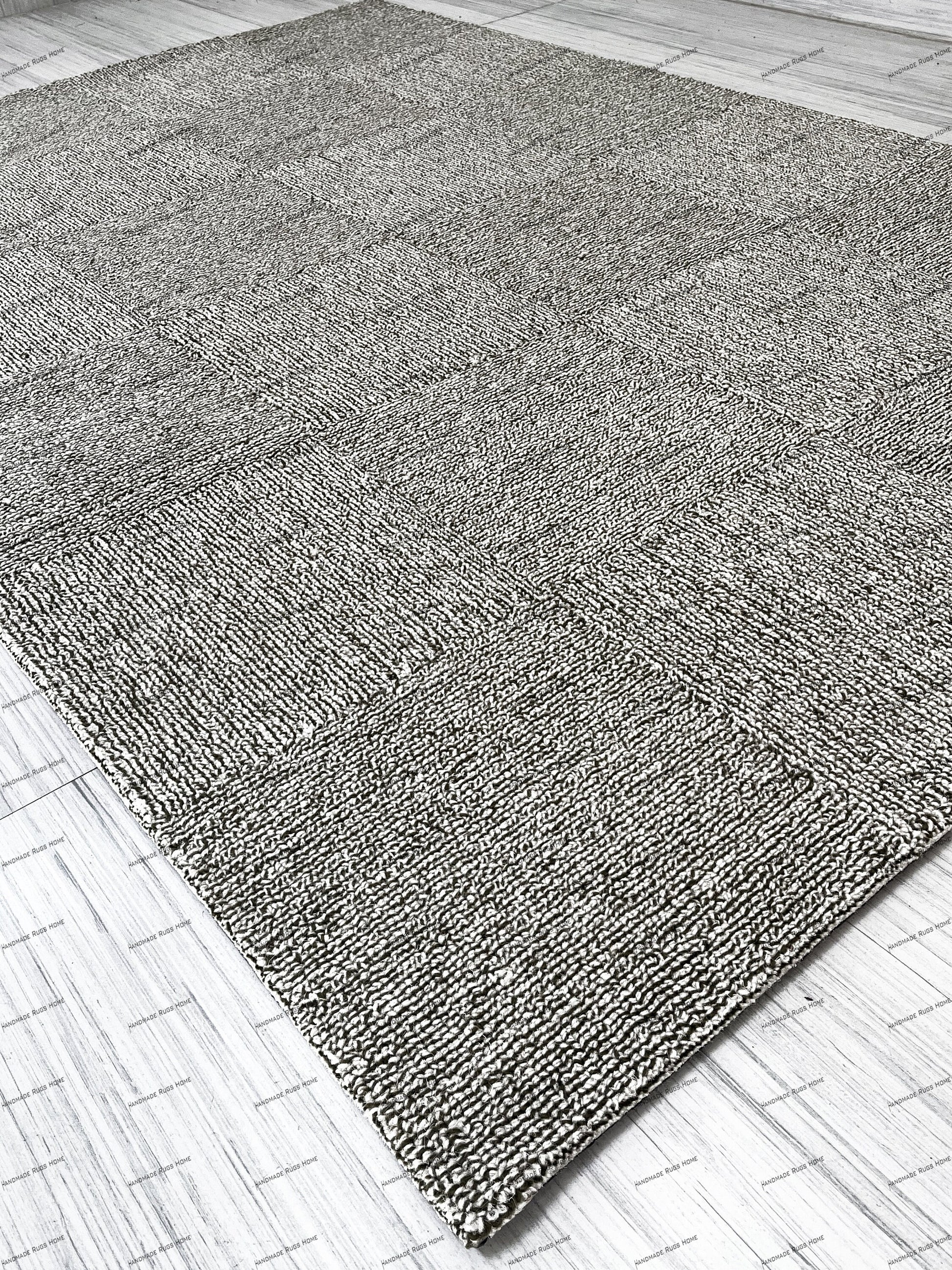 Soft and vibrant modern rug, hand-tufted for a luxurious finish.
