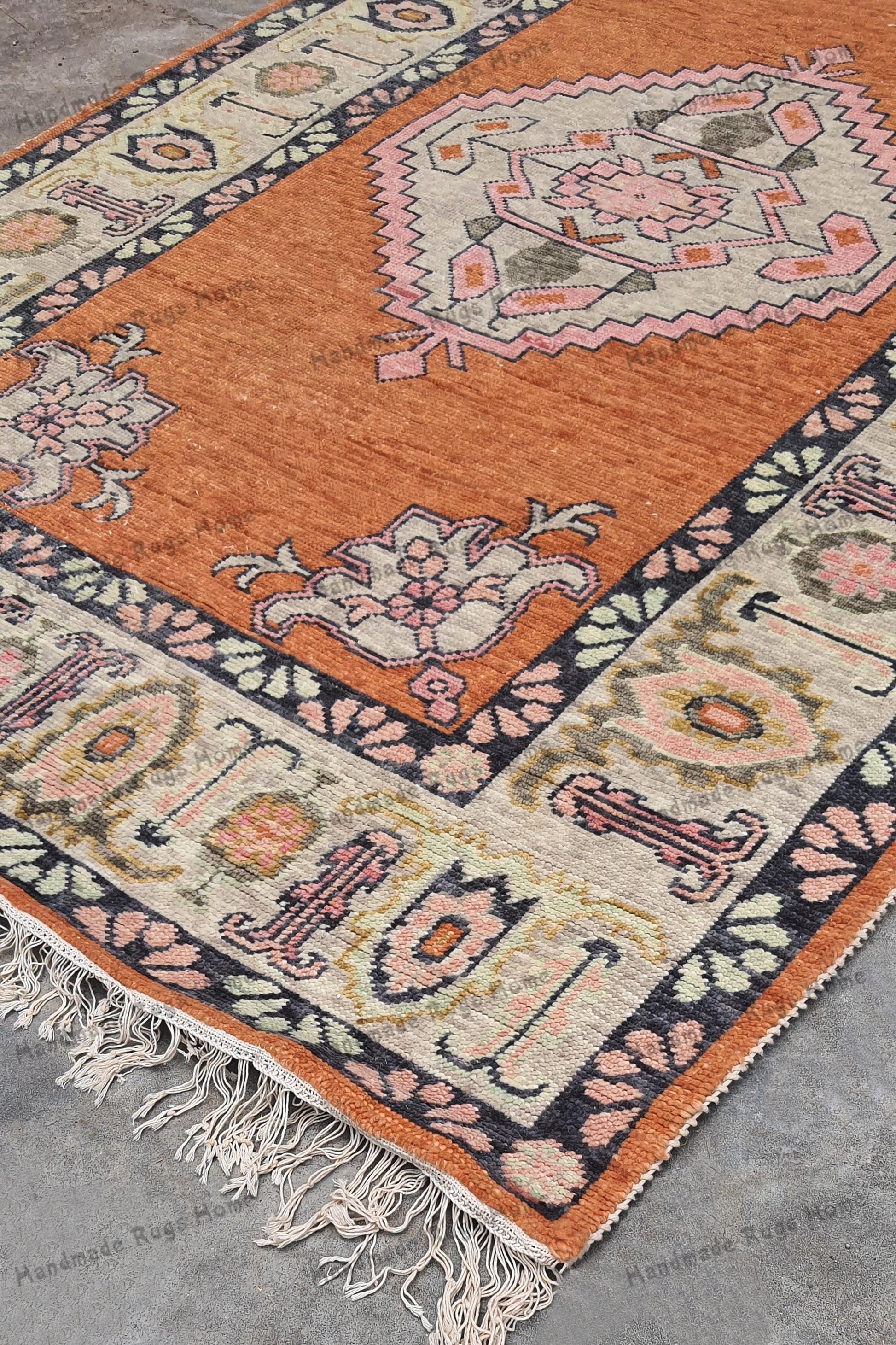 Wool area rug with elegant floral and geometric details