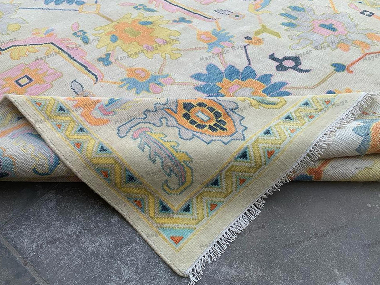 Timeless floral rug with an artistic, antique look