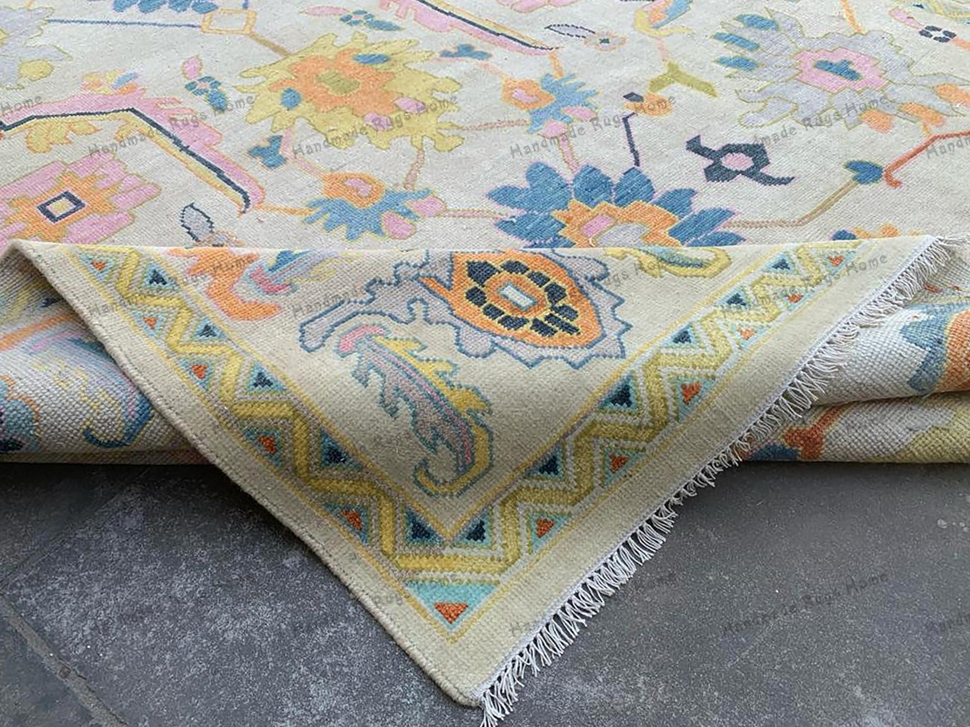 Timeless floral rug with an artistic, antique look