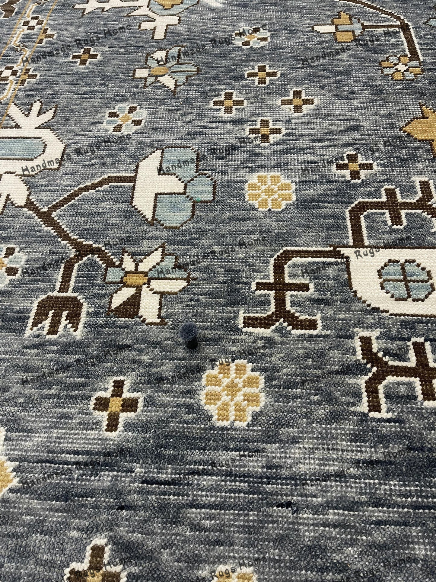 Stylish and timeless Turkish rug, ideal for a cozy ambiance.