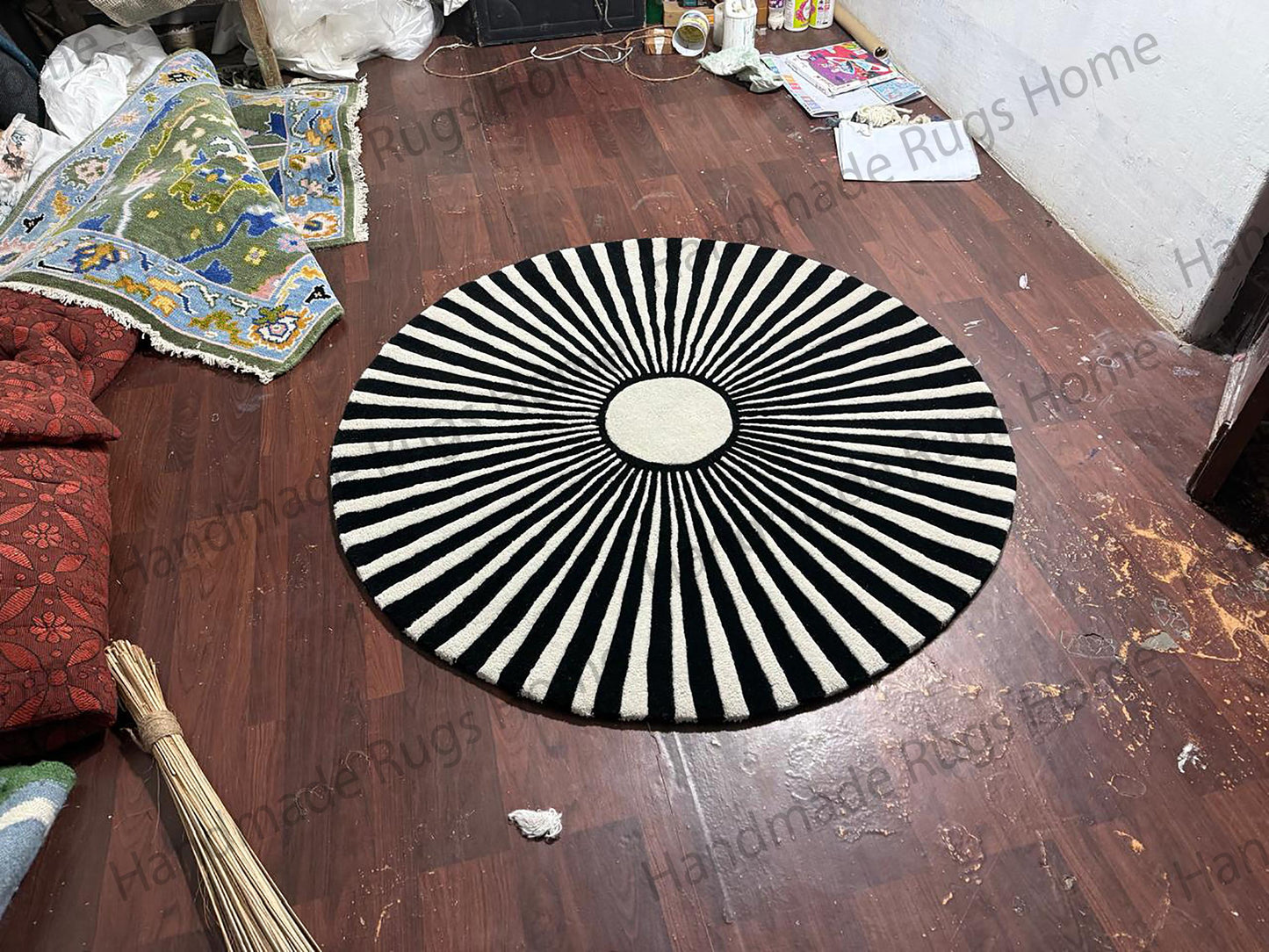 Round Rug: Hand-Tufted Wool (6x6 Feet, Neutral Tones)