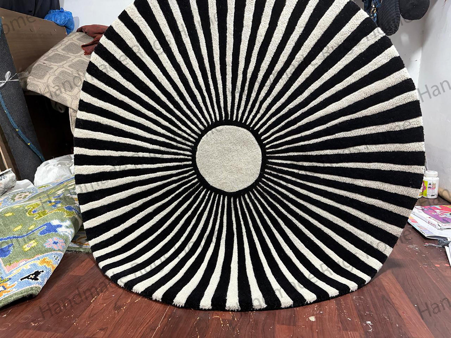 Round Rug: Hand-Tufted Wool (6x6 Feet, Neutral Tones)