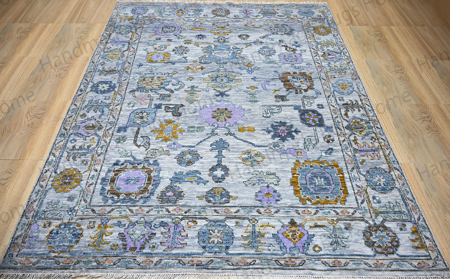 Hand-Knotted Wool Oushak Rug: Turkish Style Floral Design