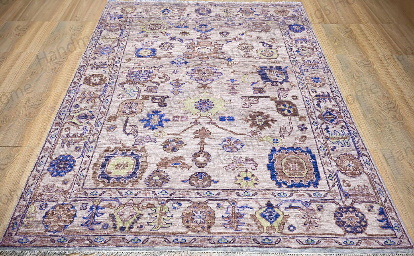 Hand-Knotted Wool Oushak Rug: Turkish Style Floral Design