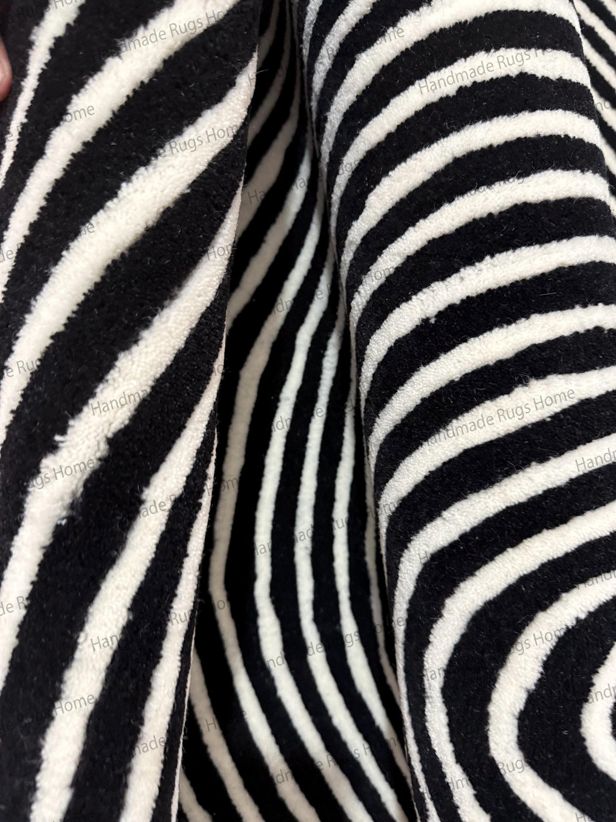 Monochrome Spiral Round Hand-Tufted Wool Rug – Black and White Modern Circle Carpet