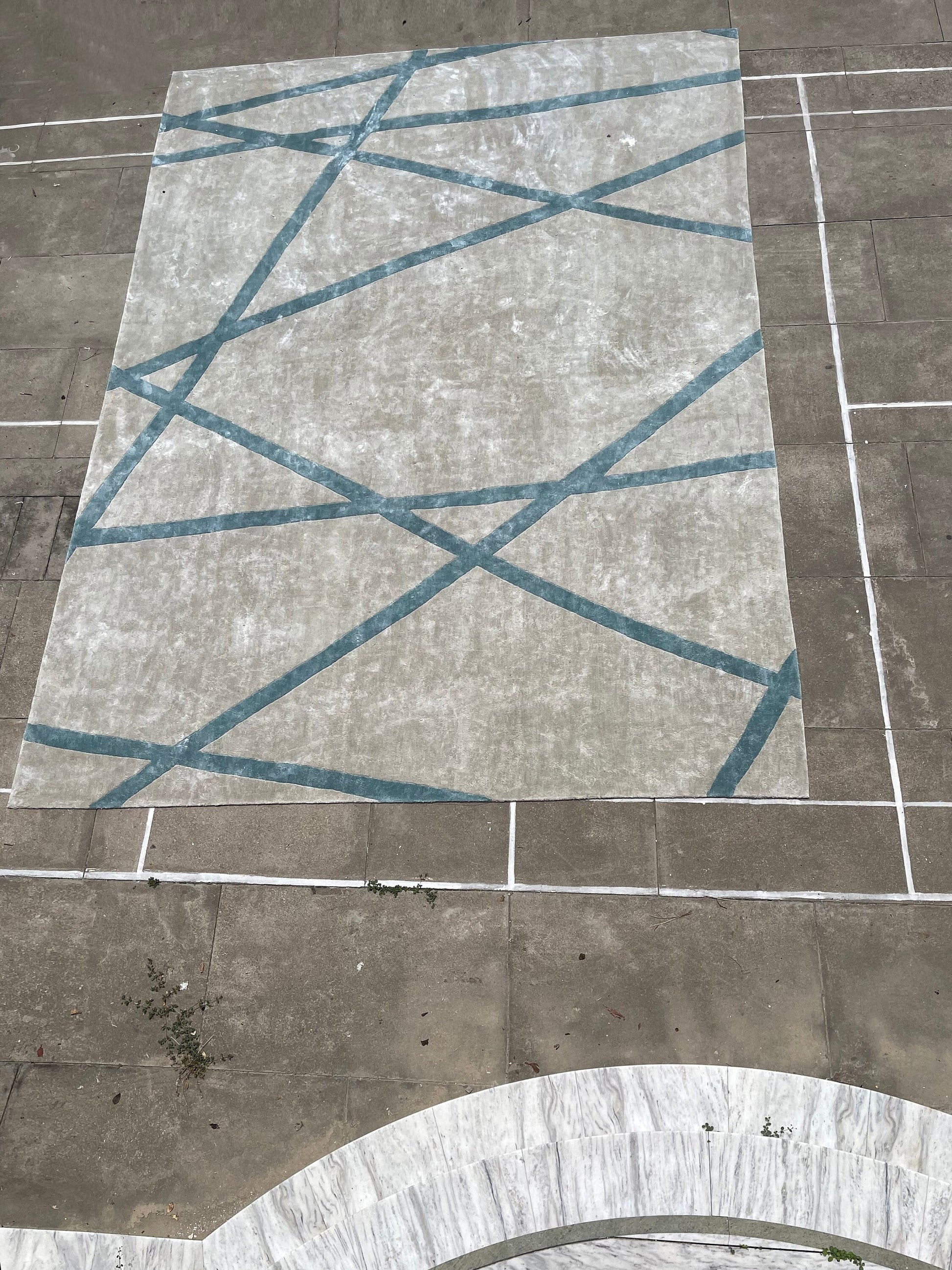 Hand-tufted colorful rug, perfect for modern and contemporary interiors.