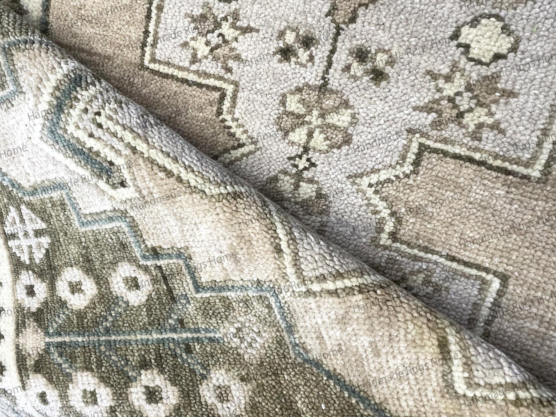 Close-up of the beautiful beige and white knotting detail in the center field of the rug.